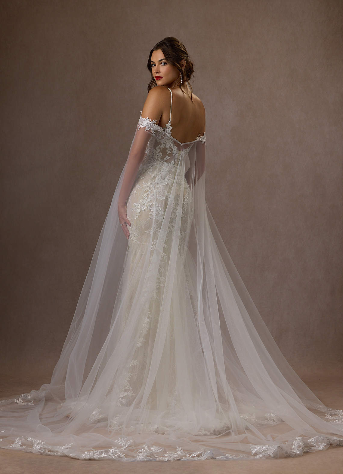 Azazie Leonie Vestidos de novia Vestido de Blanco Diamante Champán de Tul de Corte Sirena con Lentejuelas Cuello V image1