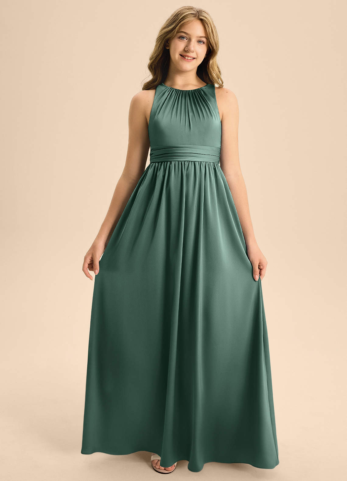 Azazie Jaylah Junior Vestido de Eucalipto de Satén Elástico de Corte en A con Plisado image5