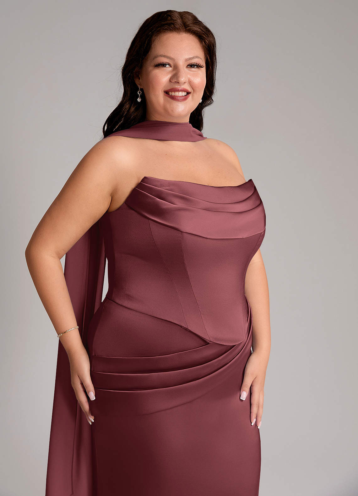 Azazie Sorrel Vestidos de damas de honor Vestido de Merlot de Satén Elástico de Corte Sirena Convertible con Sin tirantes image9