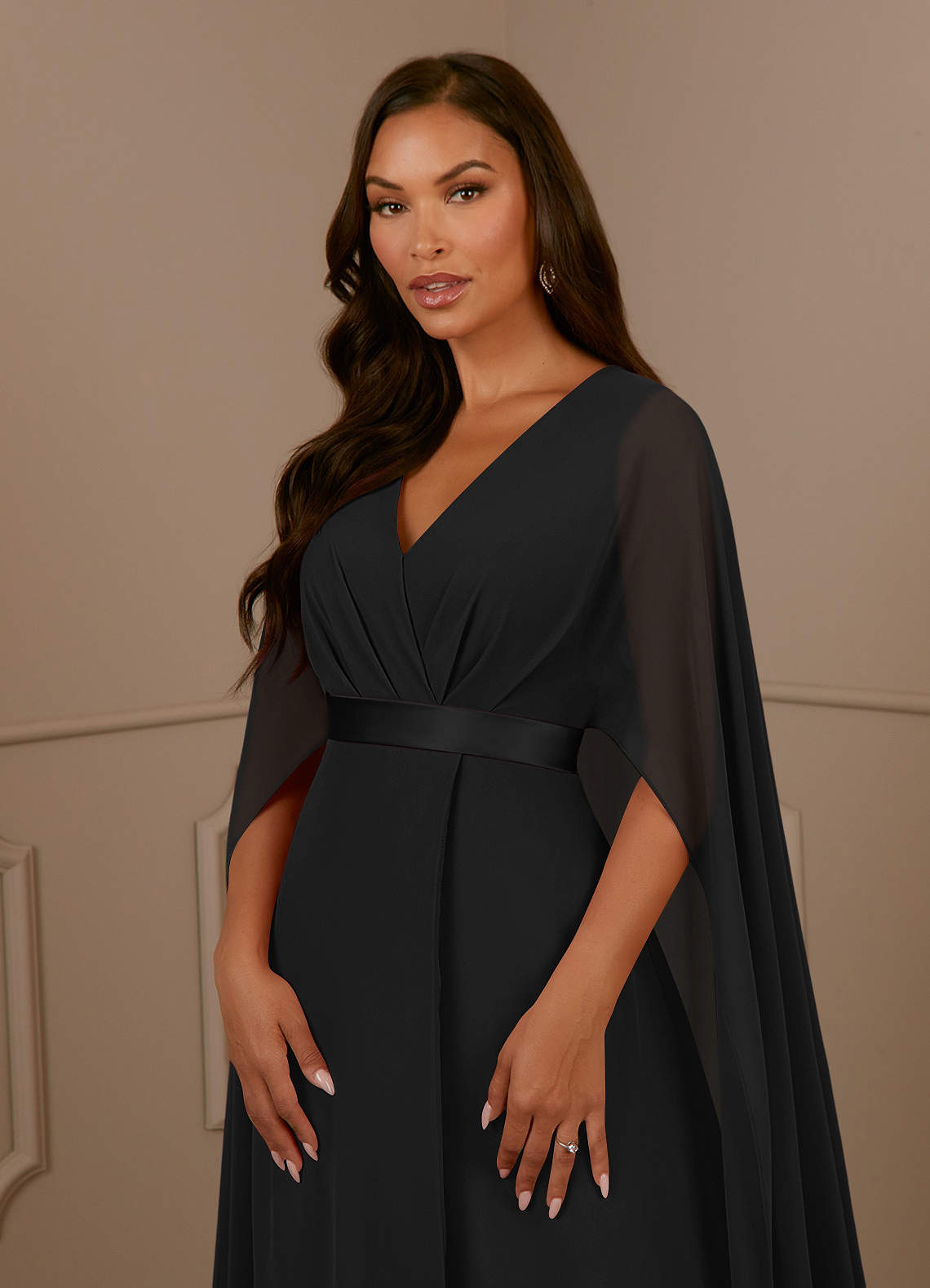 Azazie Isa Kleider für die Brautmutter A-Linie V-Hals Gefaltet Chiffon Kleid Schwarz image4