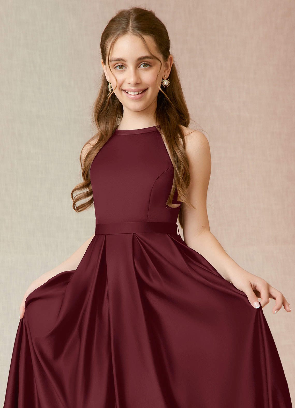 Azazie Arianthe Junior Vestido Cabernet de Cetim elástico de Linha A com com bolsos image4