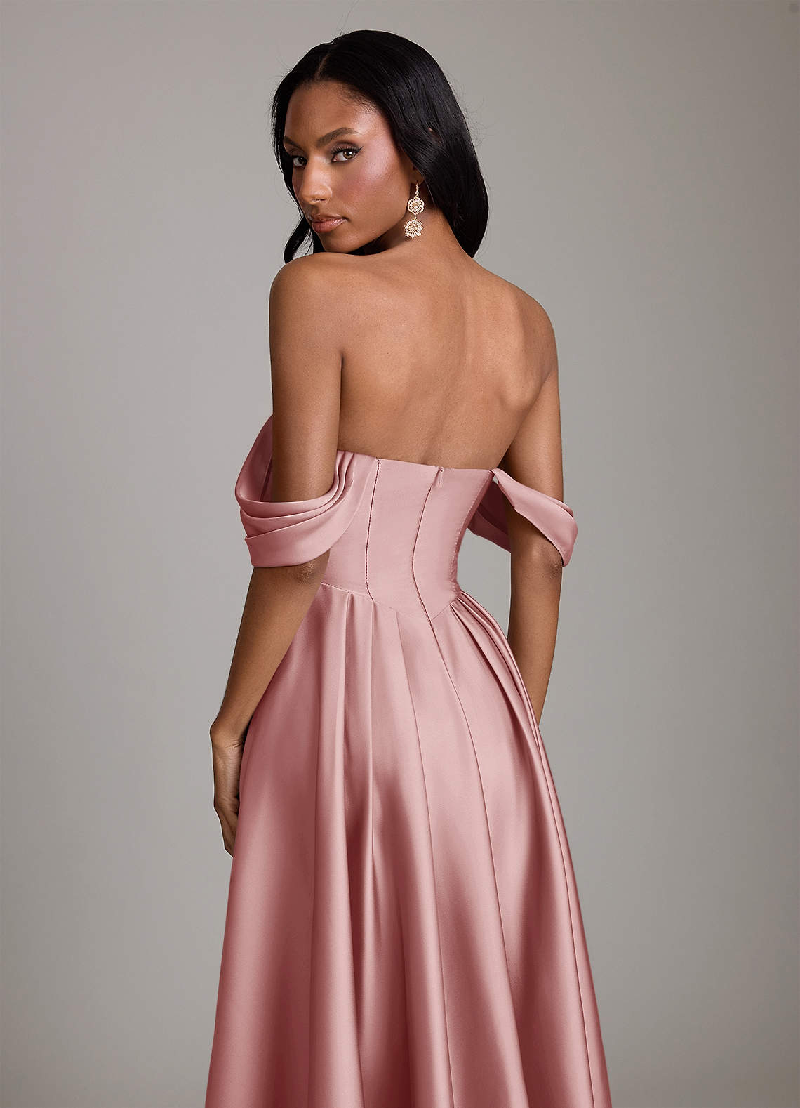 Azazie Loisa Vestidos de madrinha de casamento Vestido Rosa Empoeirada de Cetim elástico de Linha A com Ombros Caídos image3