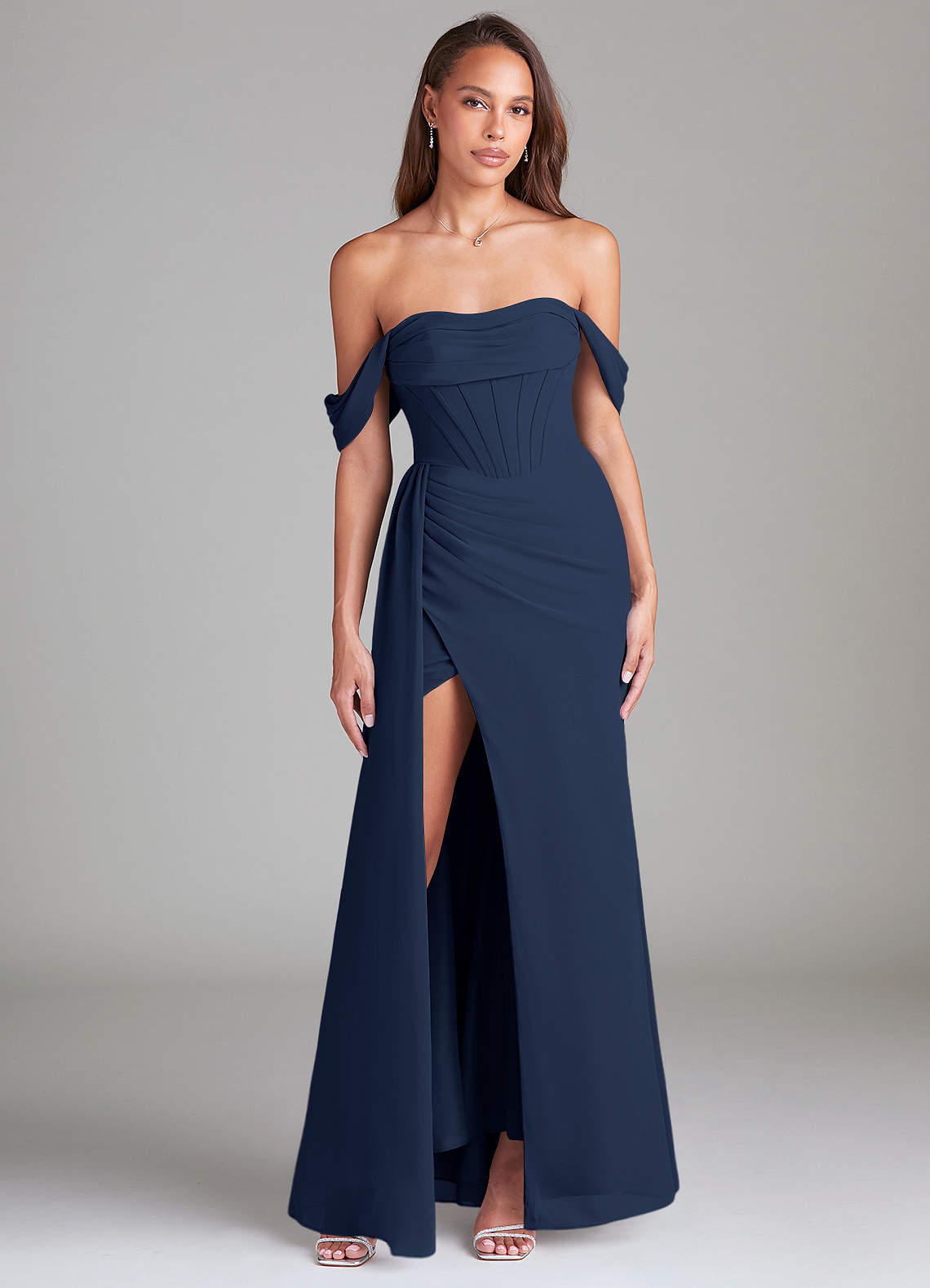 Azazie Amyra Robes de demoiselle d'honneur Robe Fourreau Convertible en Mousseline de soie Épaule décolletée Bleu Marine Foncé image1