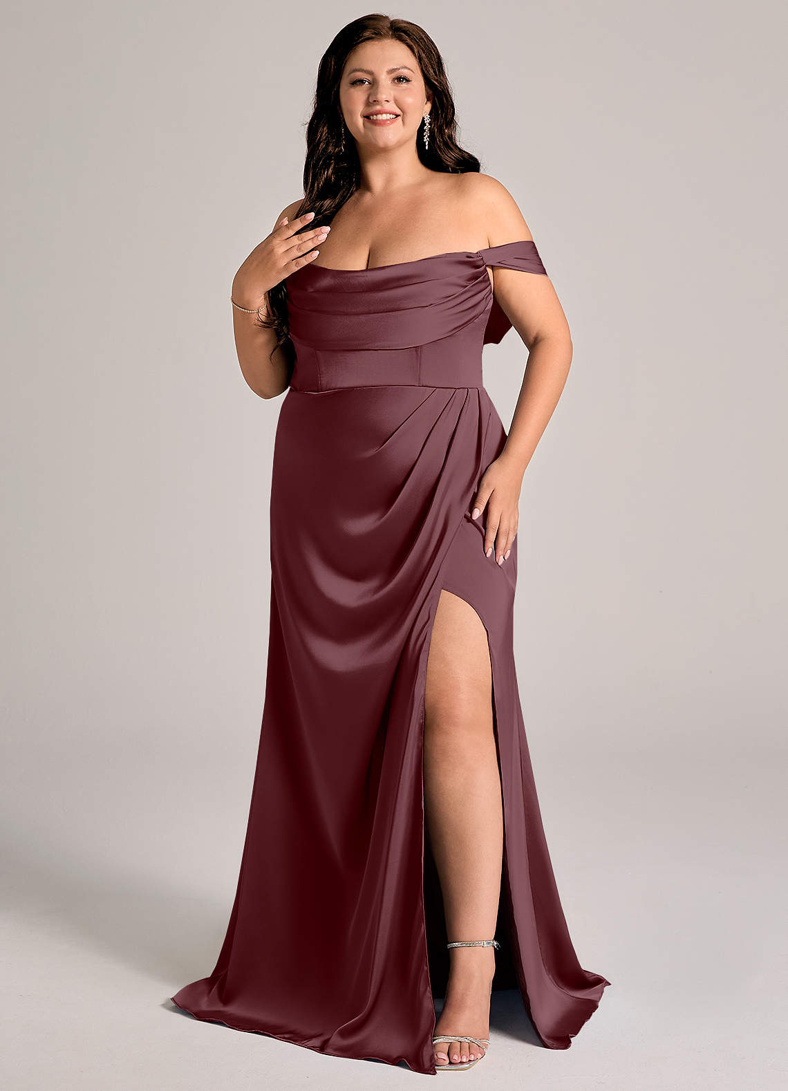 Azazie Johana Robes de demoiselle d'honneur Robe Sirène Convertible en Satin extensible Épaule décolletée Sangria image7