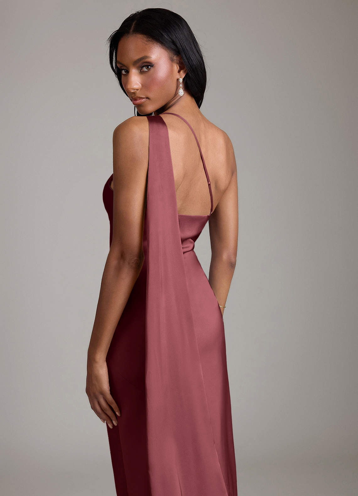 Azazie Juniper Jurken voor bruidsmeisjes Jurk van Stretch Satijn met Zeemeermin One-shoulder Merlot image1