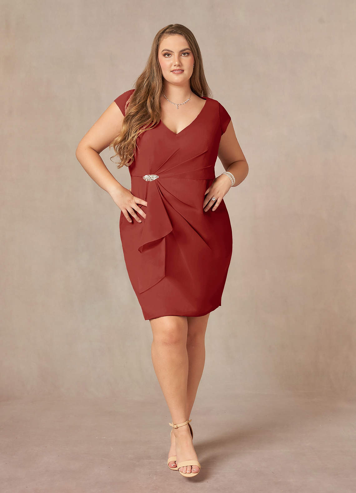 Azazie Nola Mère de la mariée Robes Robe Fourreau en Mousseline de soie Col en V Plissé Terracotta image1