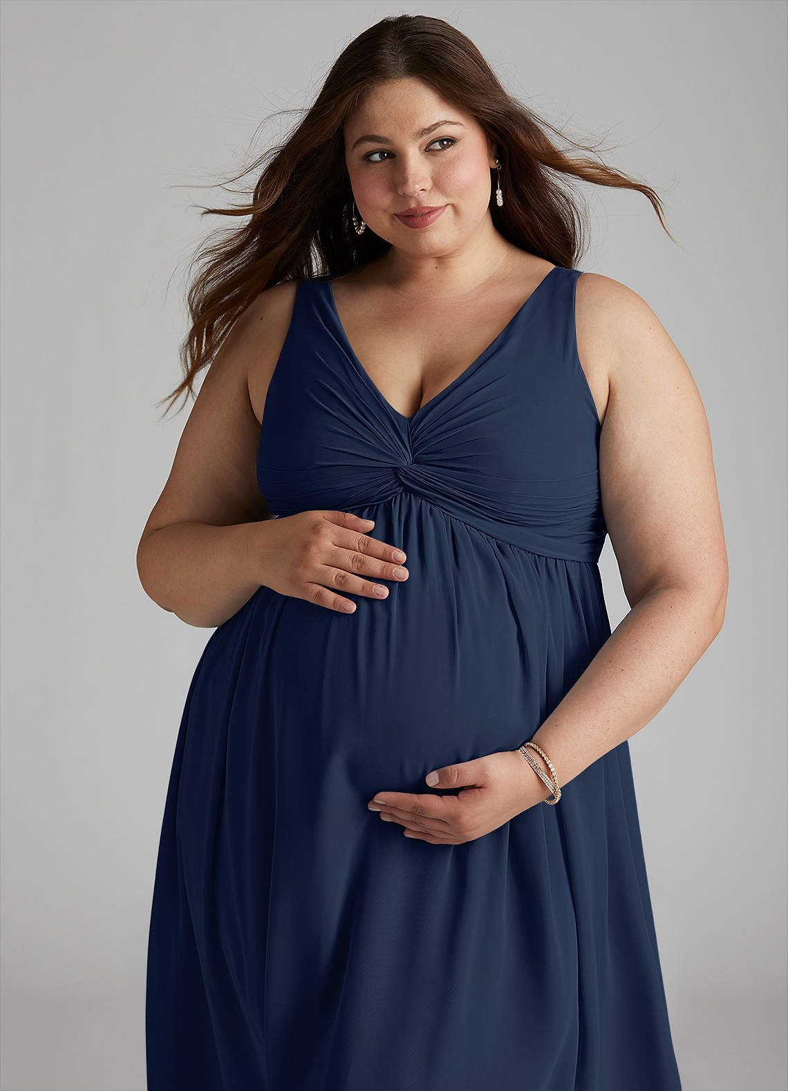 Azazie Yetta Robes de demoiselle d'honneur de maternité Robe Trapèze Col V froncé Longueur ras du sol Mousseline de soie image7