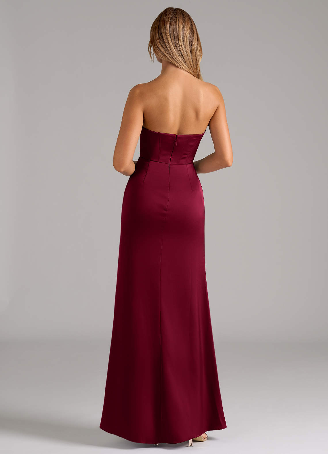 Azazie Johana Robes de demoiselle d'honneur Robe Sirène Convertible en Satin extensible Épaule décolletée Bourgogne image6