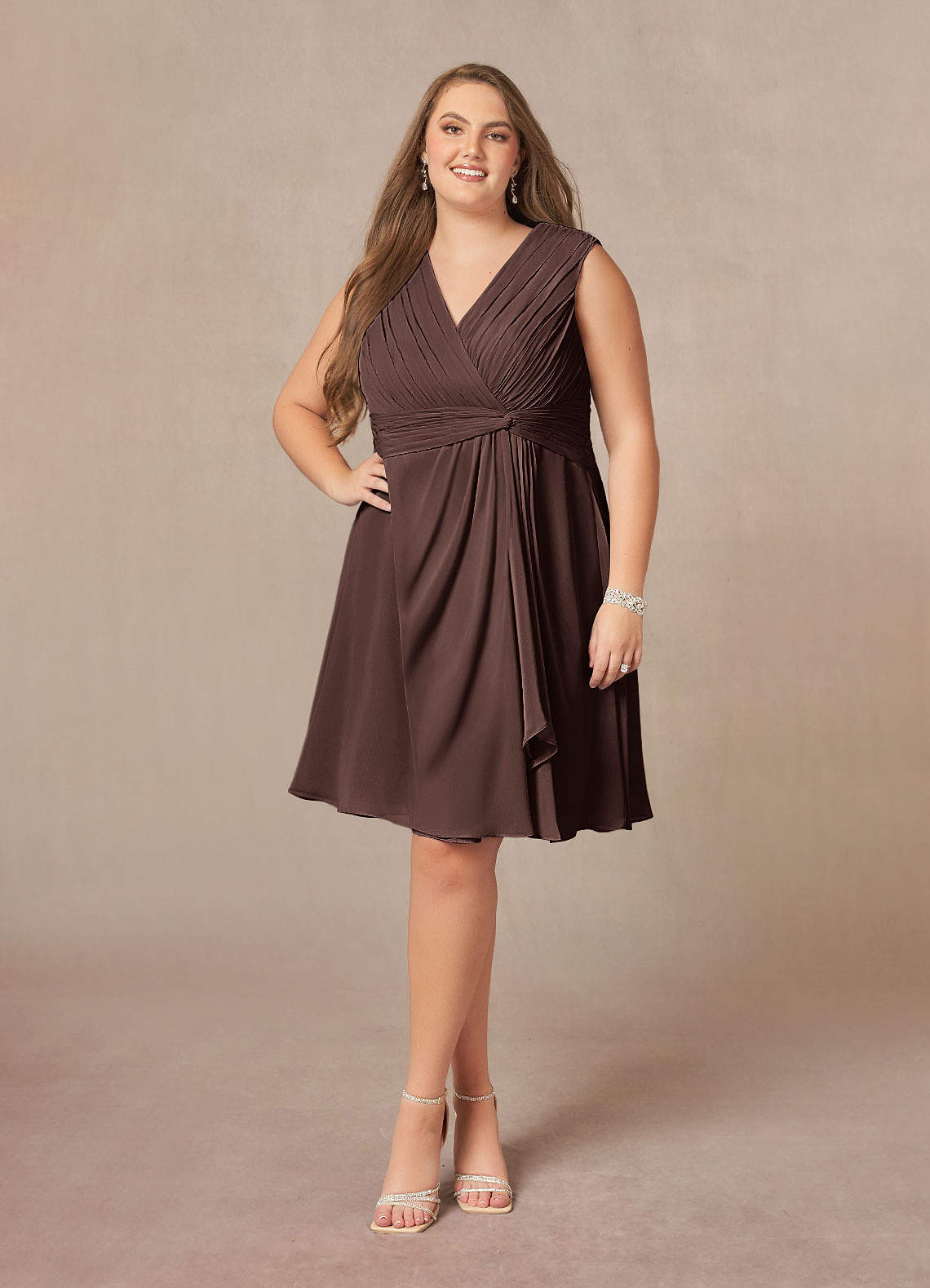 Azazie Theron Mère de la mariée Robes Robe Trapèze en Mousseline de soie Col V plissé Ganache image1