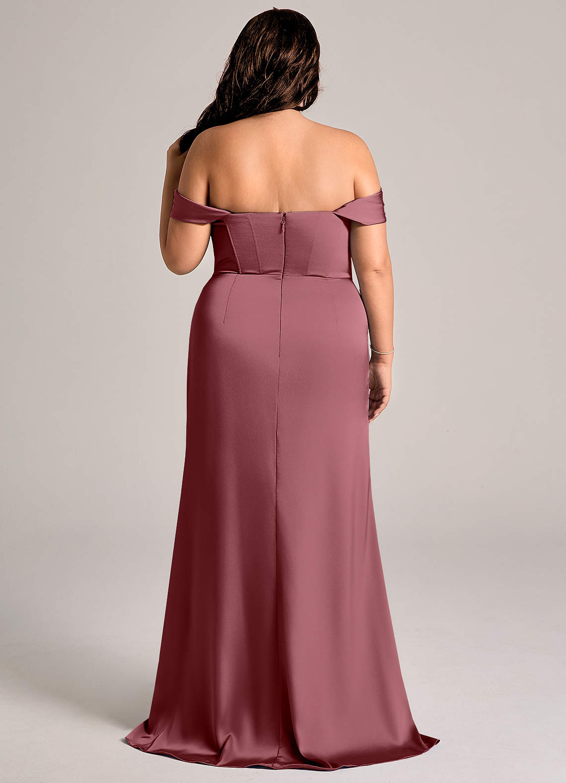 Azazie Johana Robes de demoiselle d'honneur Robe Sirène Convertible en Satin extensible Épaule décolletée Rose Du Désert image8