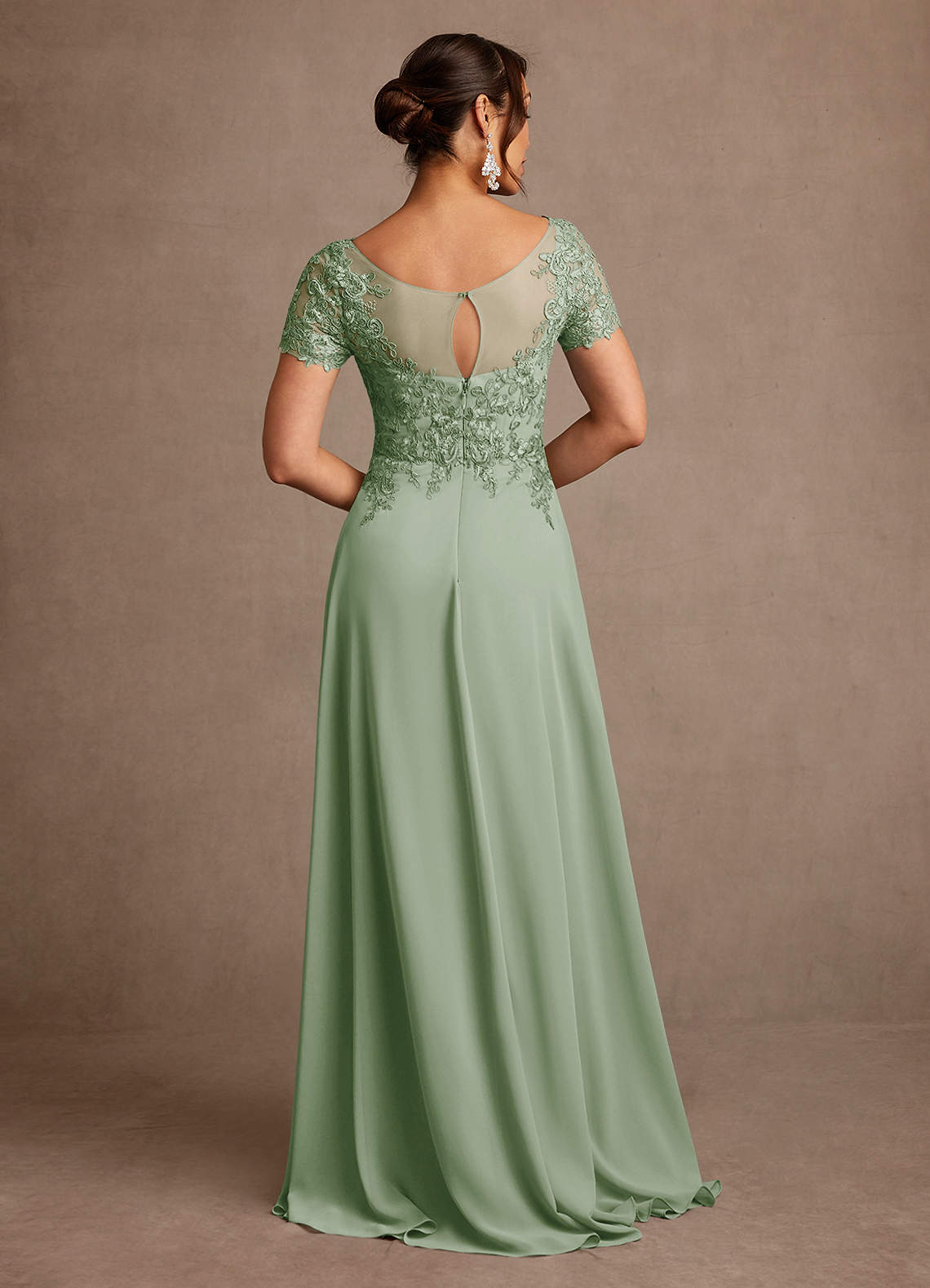 Azazie Alva Vestidos para mãe da noiva Vestido Dusty Sage de Renda de Linha A image2