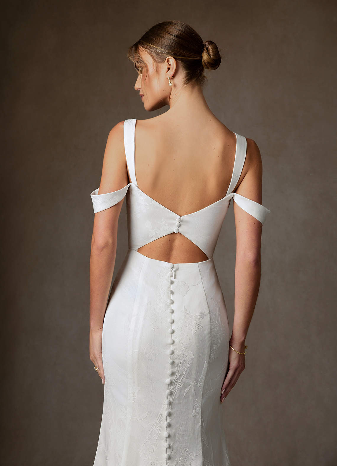 Azazie Tilly 웨딩드레스 쉬스 오프 더 숄더 플로럴 자카드 스윕 트레인 드레스 image5