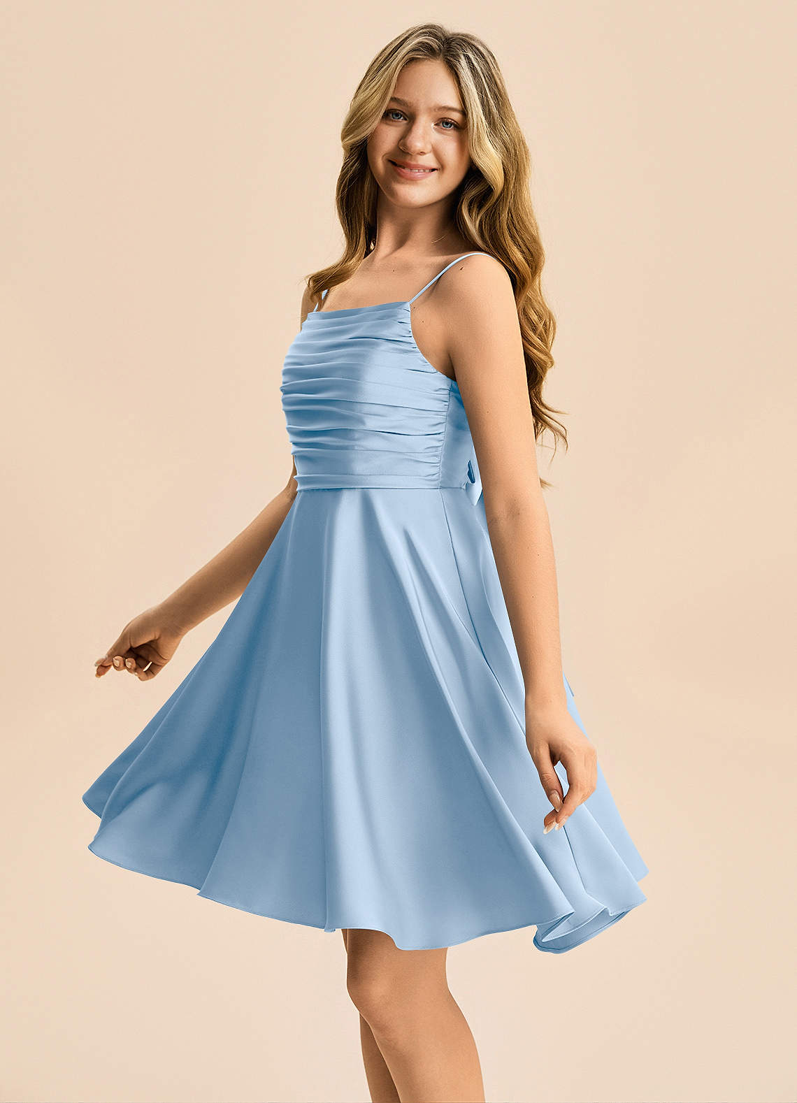 Azazie Miko Junior Abito A-Line in Raso Elasticizzato Plissettato Azzurro Polvere image6