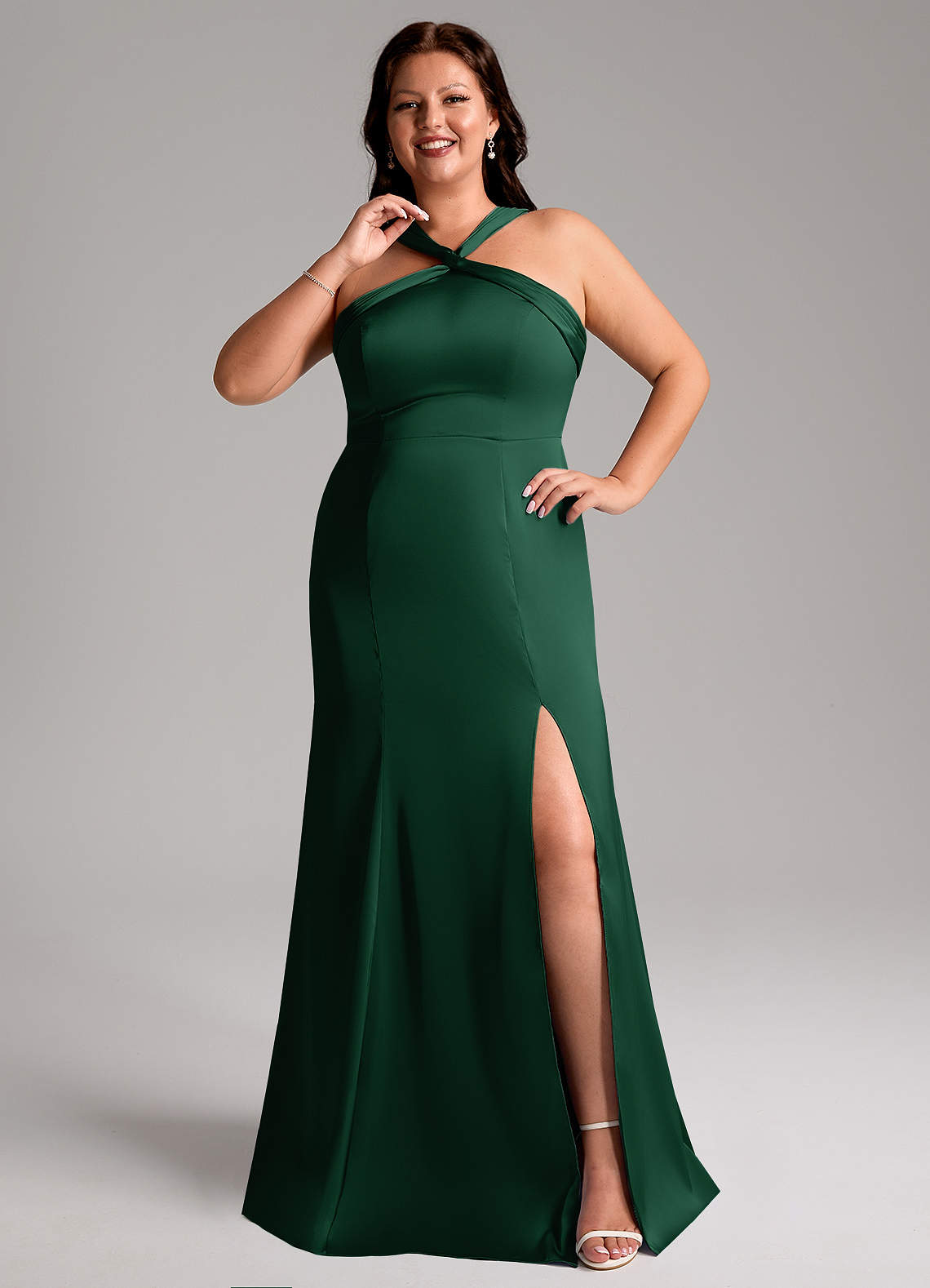 Azazie Rue Robes de demoiselle d'honneur Robe Trapèze en Satin extensible Plissée Vert Foncé image1
