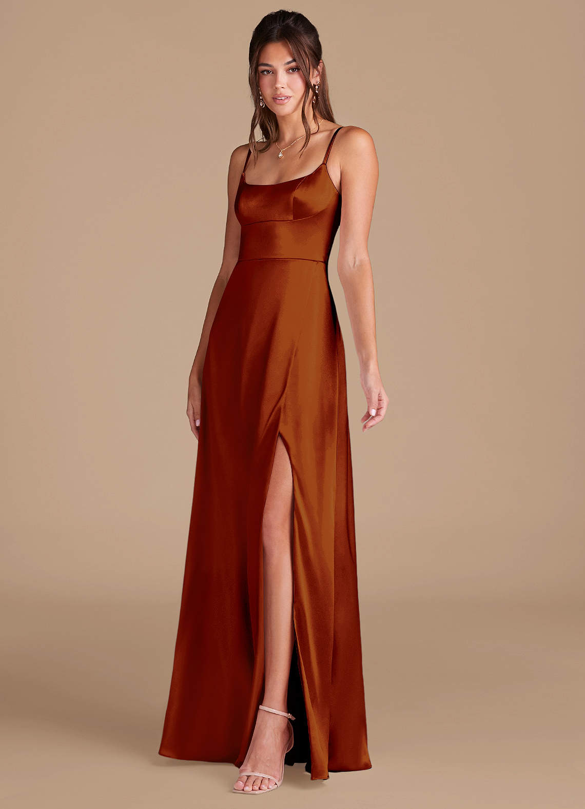 Azazie Halsey Robes de demoiselle d'honneur Robe Trapèze en Satiné métallisé Fente Latérale Auburn image3