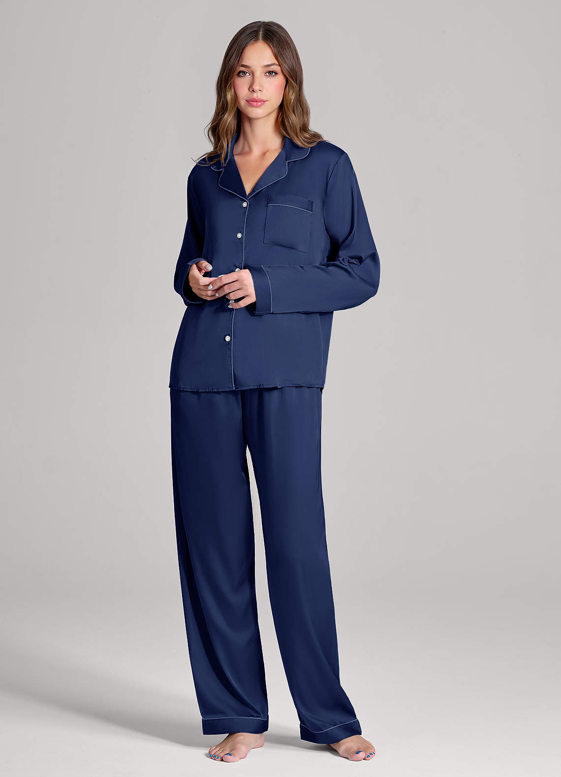 front Conjunto de pijama de satén con mangas largas y pantalones a juego