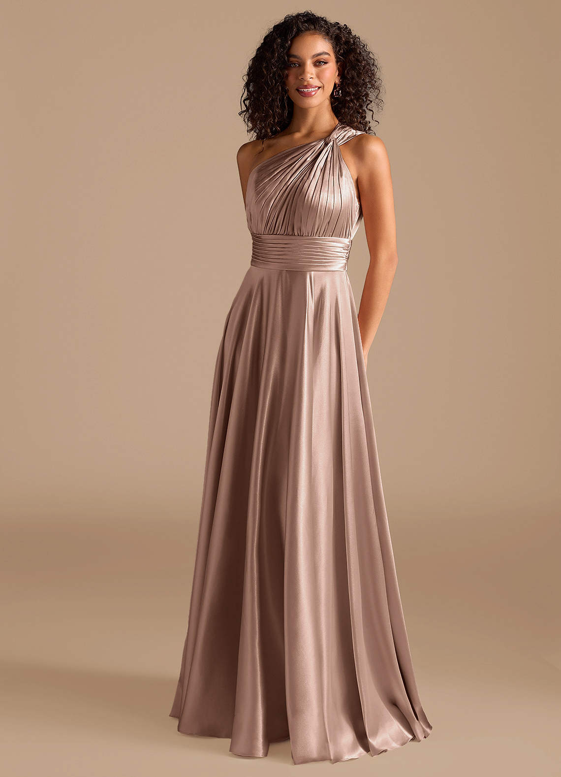 Azazie Charlize Robes de demoiselle d'honneur Robe Trapèze en Satiné métallisé Ue épaule Taupe image1