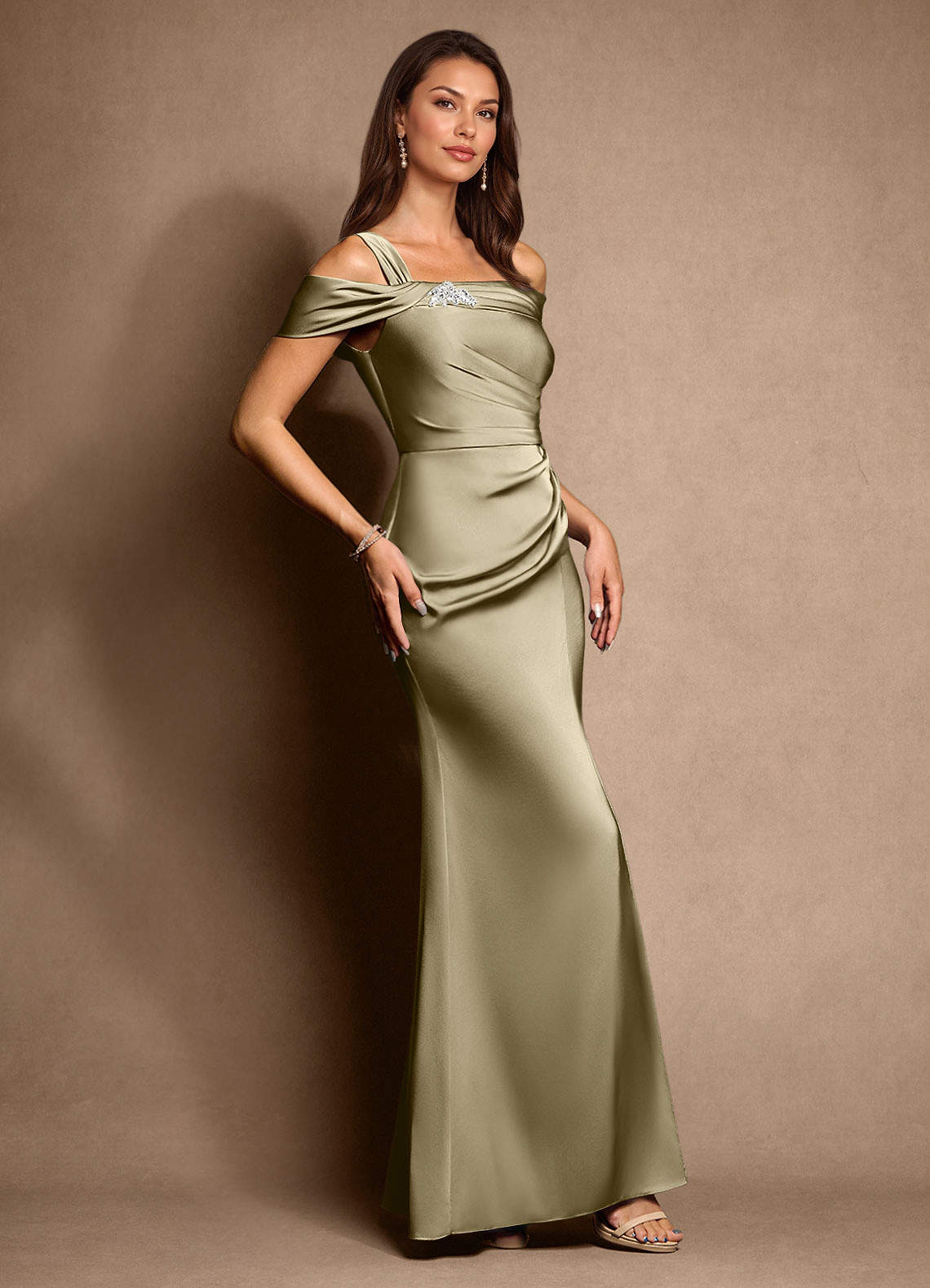 Azazie Altonia vestidos de madre de la novia Vestido de Musgo Verde de Satén Elástico de Sirena con Vestidos sin tirantes image1