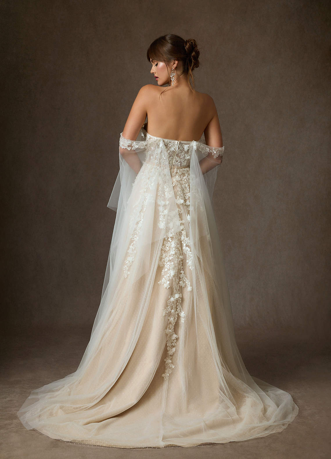 Azazie Wynery Vestidos de novia Vestido de Blanco Diamante Nude de Encaje de Corte Princesa con Vestidos sin tirantes image4