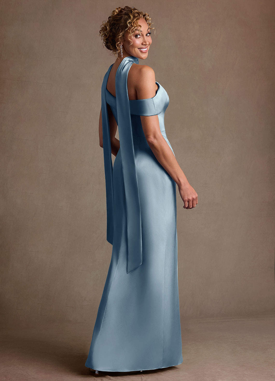 Azazie Kamala Vestidos para mãe da noiva Vestido Azul Empoeirado de Cetim elástico de Bainha com Um ombro image4