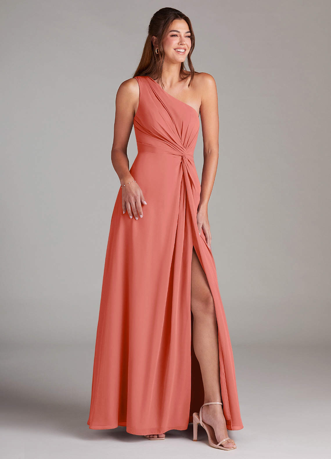 Azazie Brooke Vestidos de damas de honor Vestido de Rosa Salmón de Gasa de Corte en A con Hombro unilateral image3