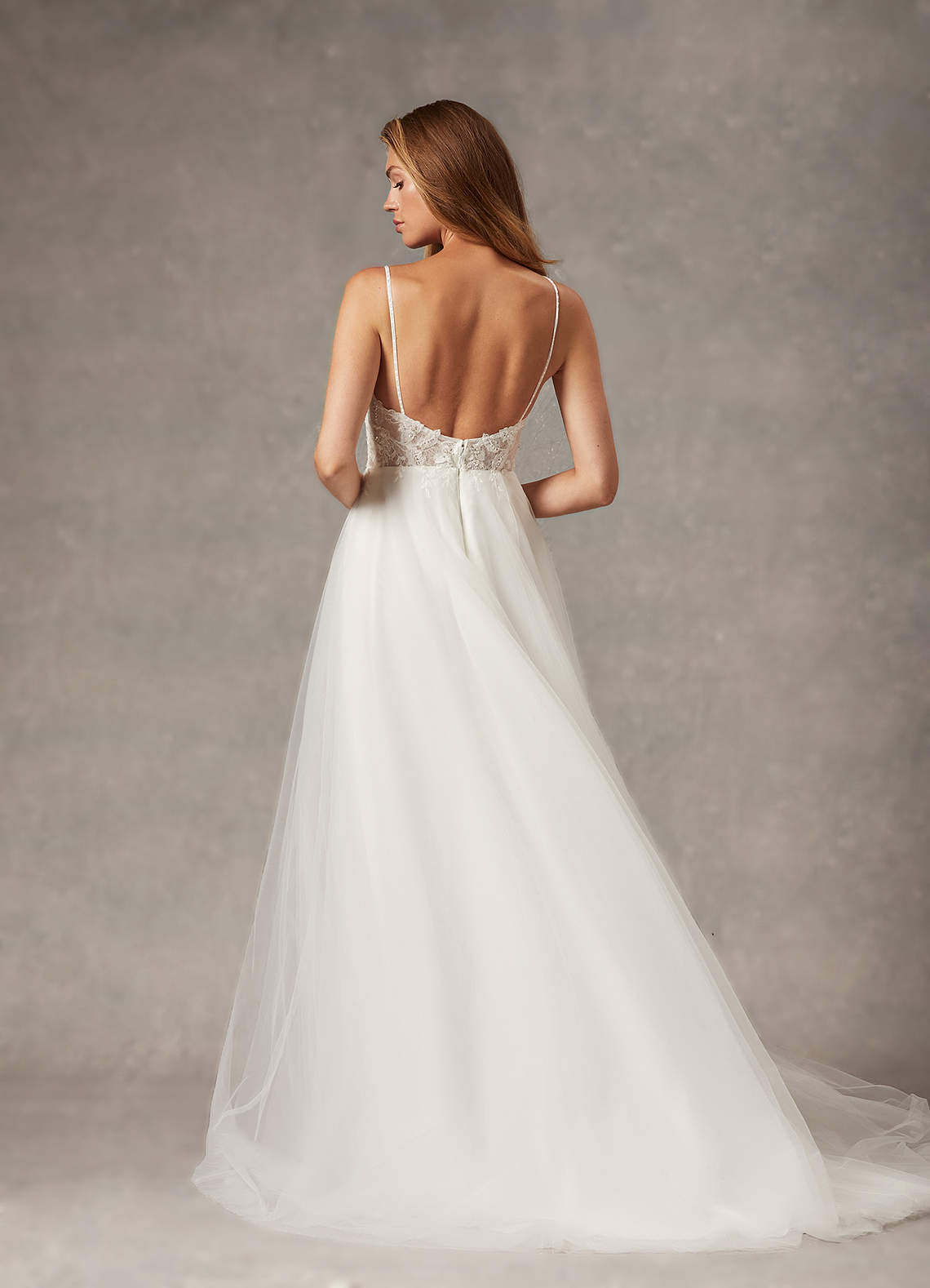 Azazie Tatiana Vestidos de novia Vestido de Diamante Blanco de Tul de Corte en A con Lentejuelas cuello pico image1