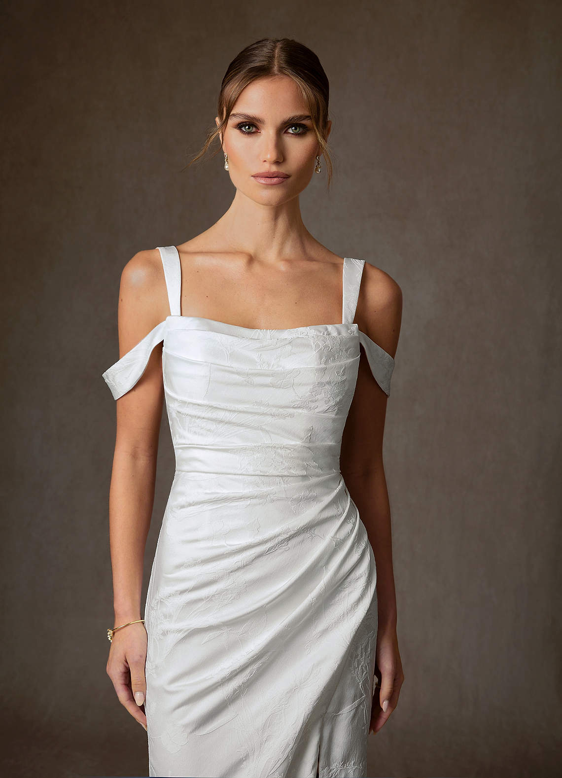 Azazie Tilly 웨딩드레스 쉬스 오프 더 숄더 플로럴 자카드 스윕 트레인 드레스 image3