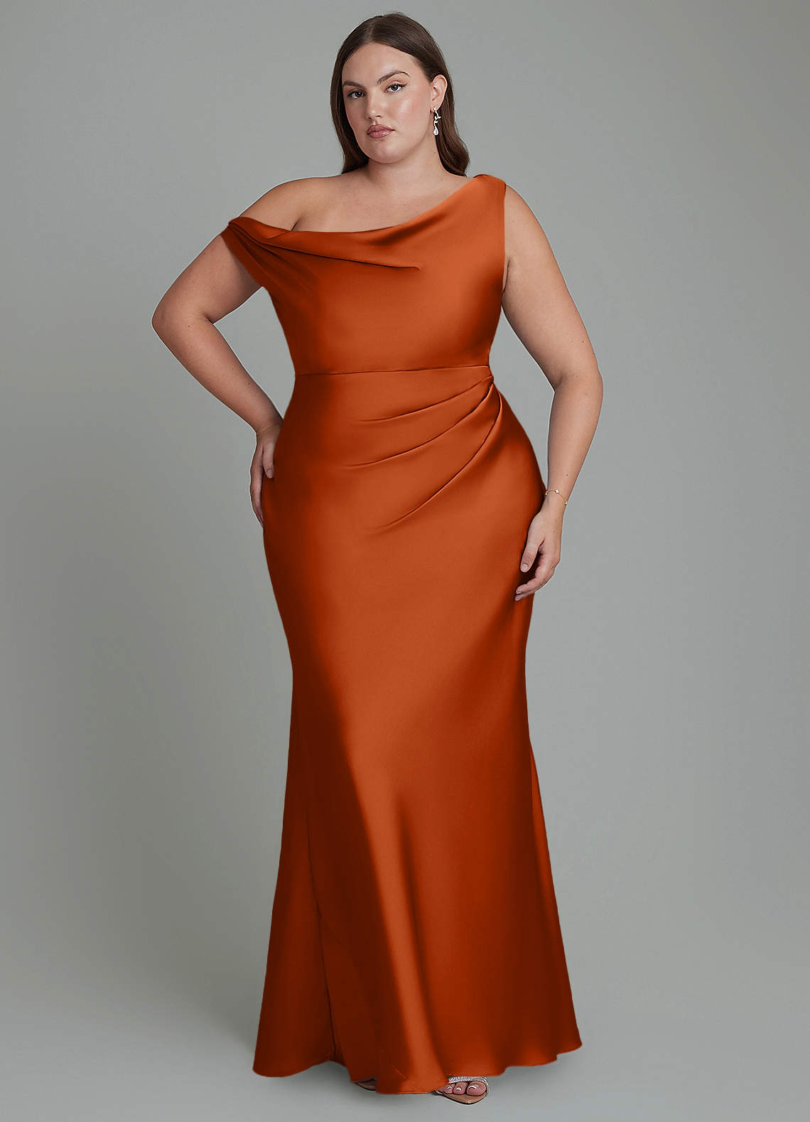 Azazie Emerson Robes de demoiselle d'honneur Robe Sirène en Satin extensible Épaules dénudées Orange Brûlée image1