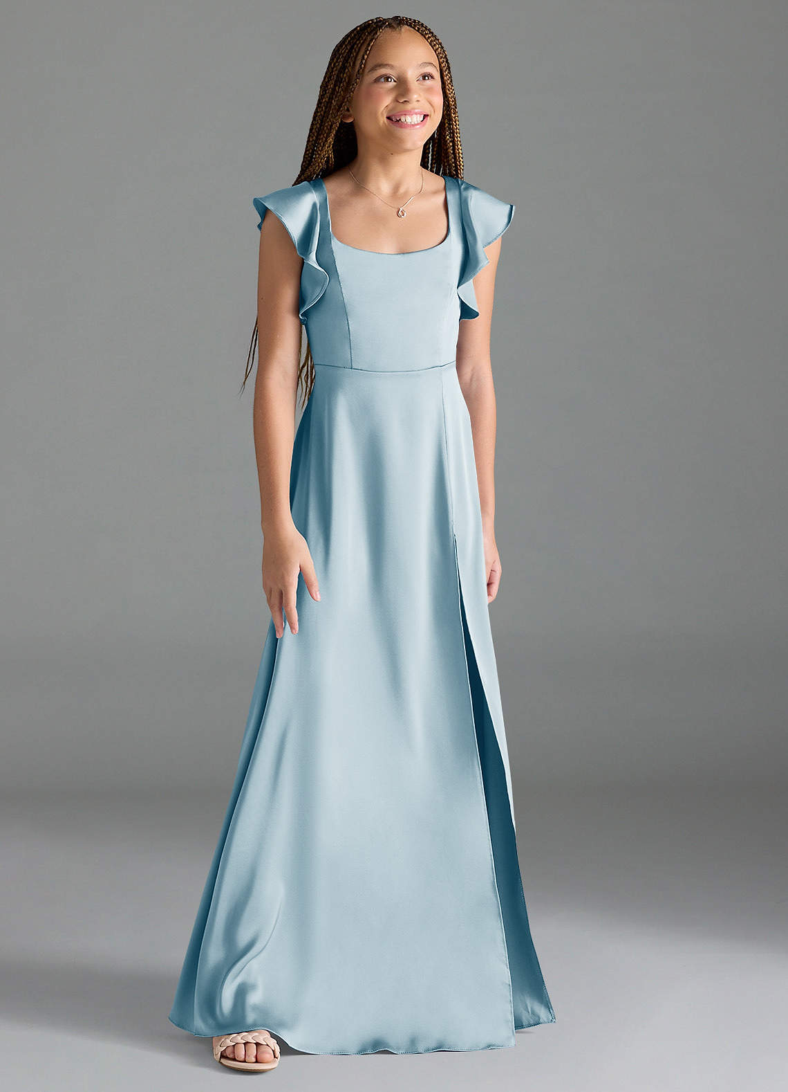 Azazie Bondi Junior Vestido Céu Azul de Cetim elástico de Linha A com Fenda Lateral image2