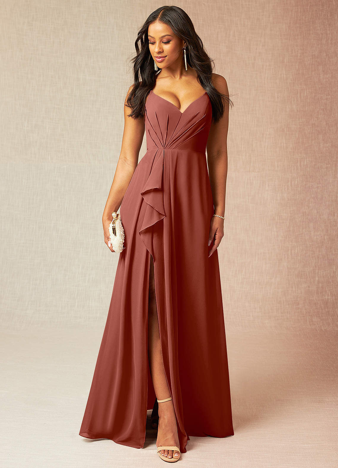 Azazie Kyedae Robes de demoiselle d'honneur Robe Trapèze en Mousseline de soie Col V plissé Auburn image1