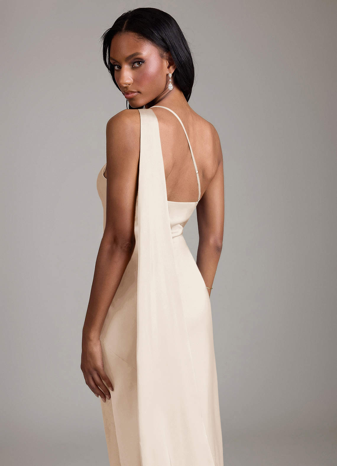 Azazie Juniper Brudtärnklänningar Klä av Sjöjungfru i Stretch Satin Ena axeln Vit Alabaster image1