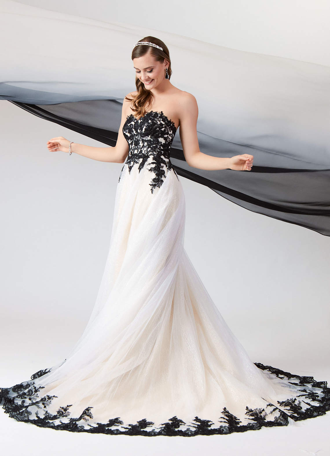 Azazie Adelaide Abiti da Sposa Abito A-Line in Tulle Pizzo Nero Champagne image4