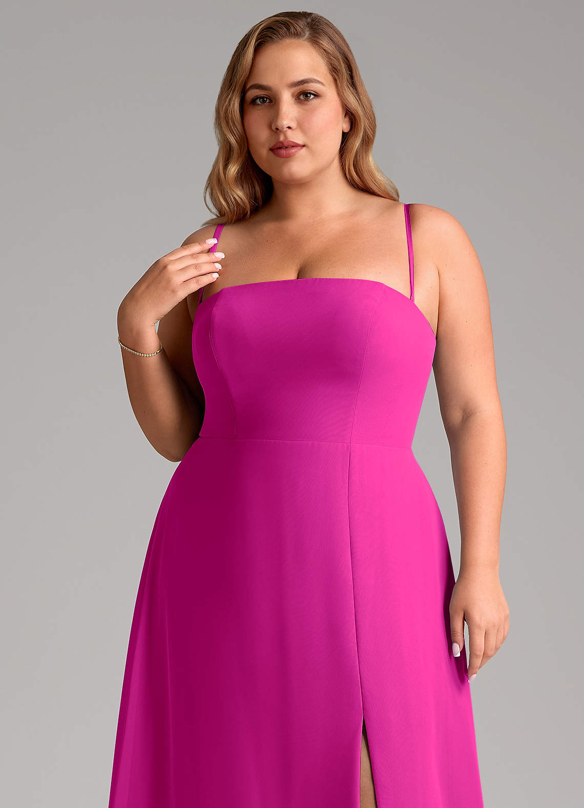 Azazie Wren Vestidos de damas de honor Vestido de Fucsia de Gasa de Corte en A Convertible con Corte Lateral image9