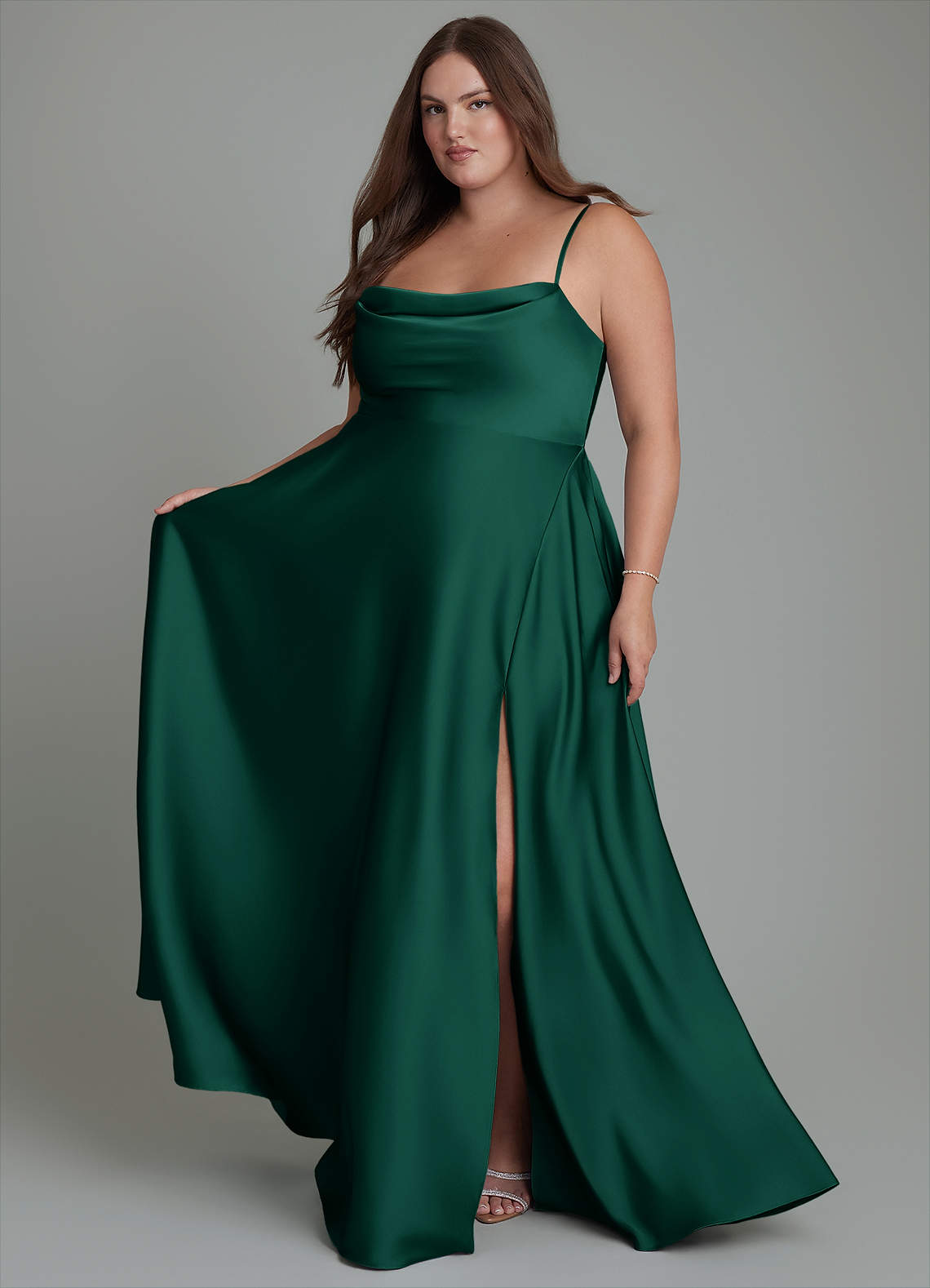 Azazie Elle Vestidos de damas de honor Vestido Esmeralda de Satén Elástico de Línea A con Plisado image1
