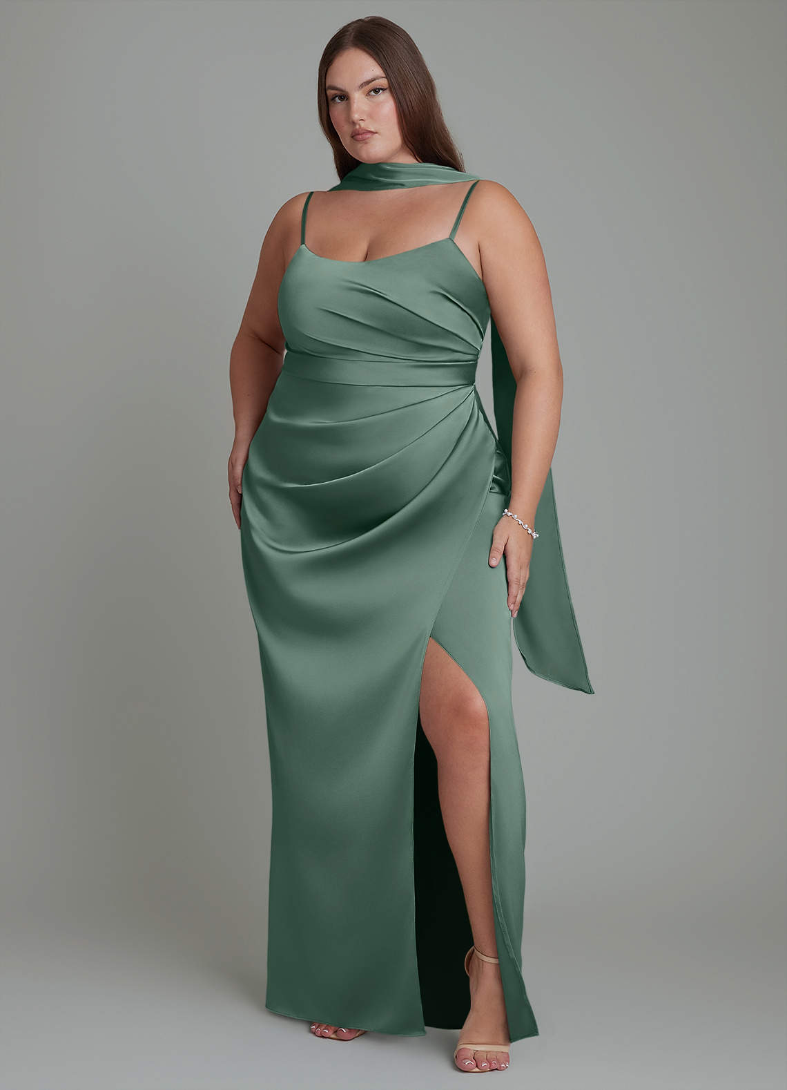 Azazie Calandra Vestidos de damas de honor Vestido Eucalipto de Satén Elástico de Corte Recto con Plisado image1