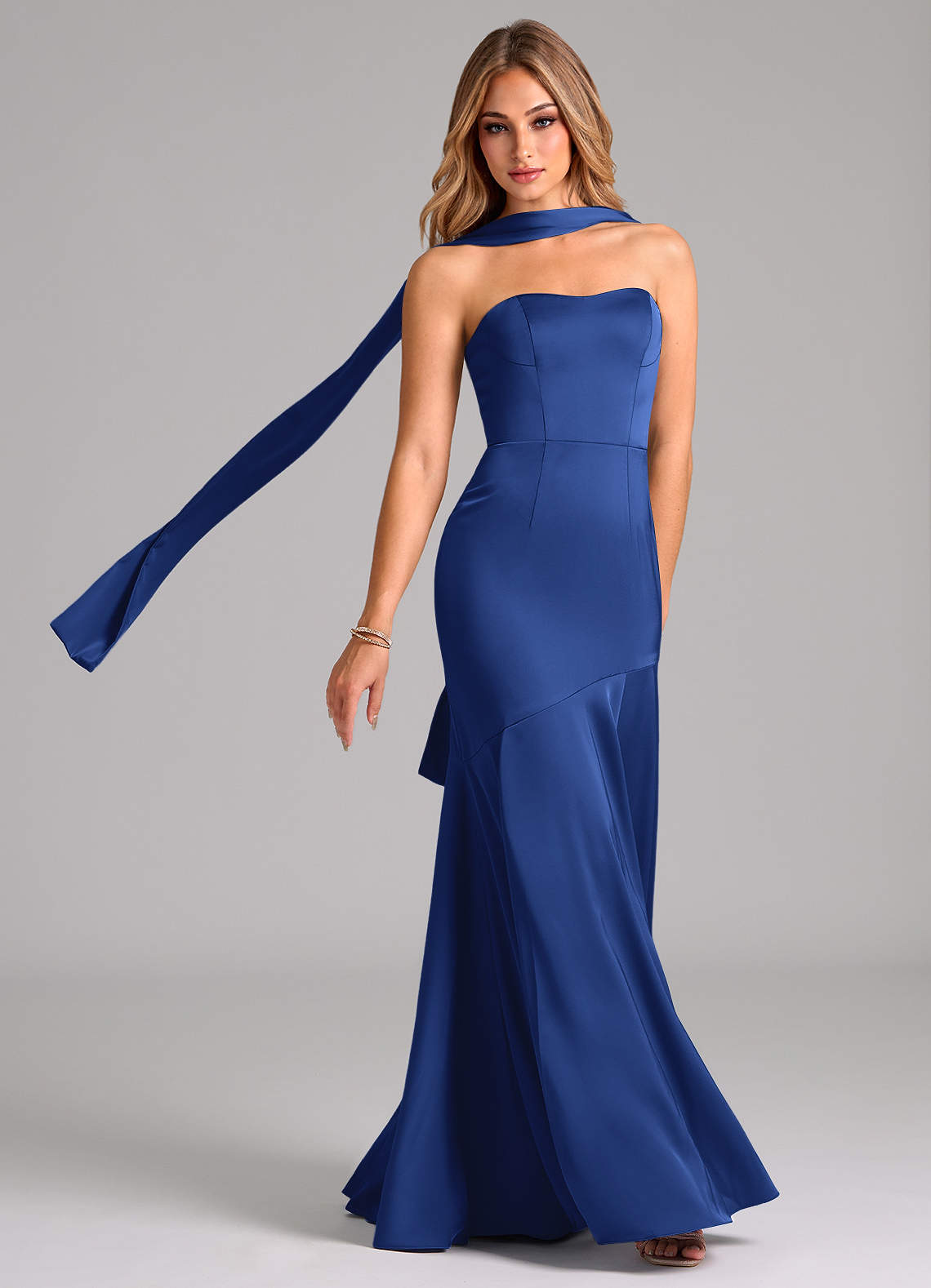Azazie Shiloh Vestidos de damas de honor Vestido de Azul Real de Satén Elástico de Corte Sirena Convertible con Sin tirantes image1