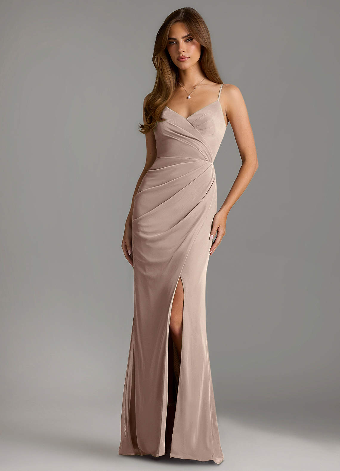 Azazie Maci Robes de demoiselle d'honneur Robe Fourreau en Maille Plissée Taupe image1