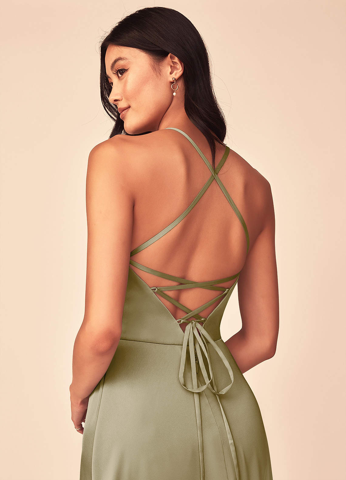 Azazie Mei Vestidos de damas de honor Vestido de Musgo Verde de Satén Elástico de Corte en A con Cuello en V image2