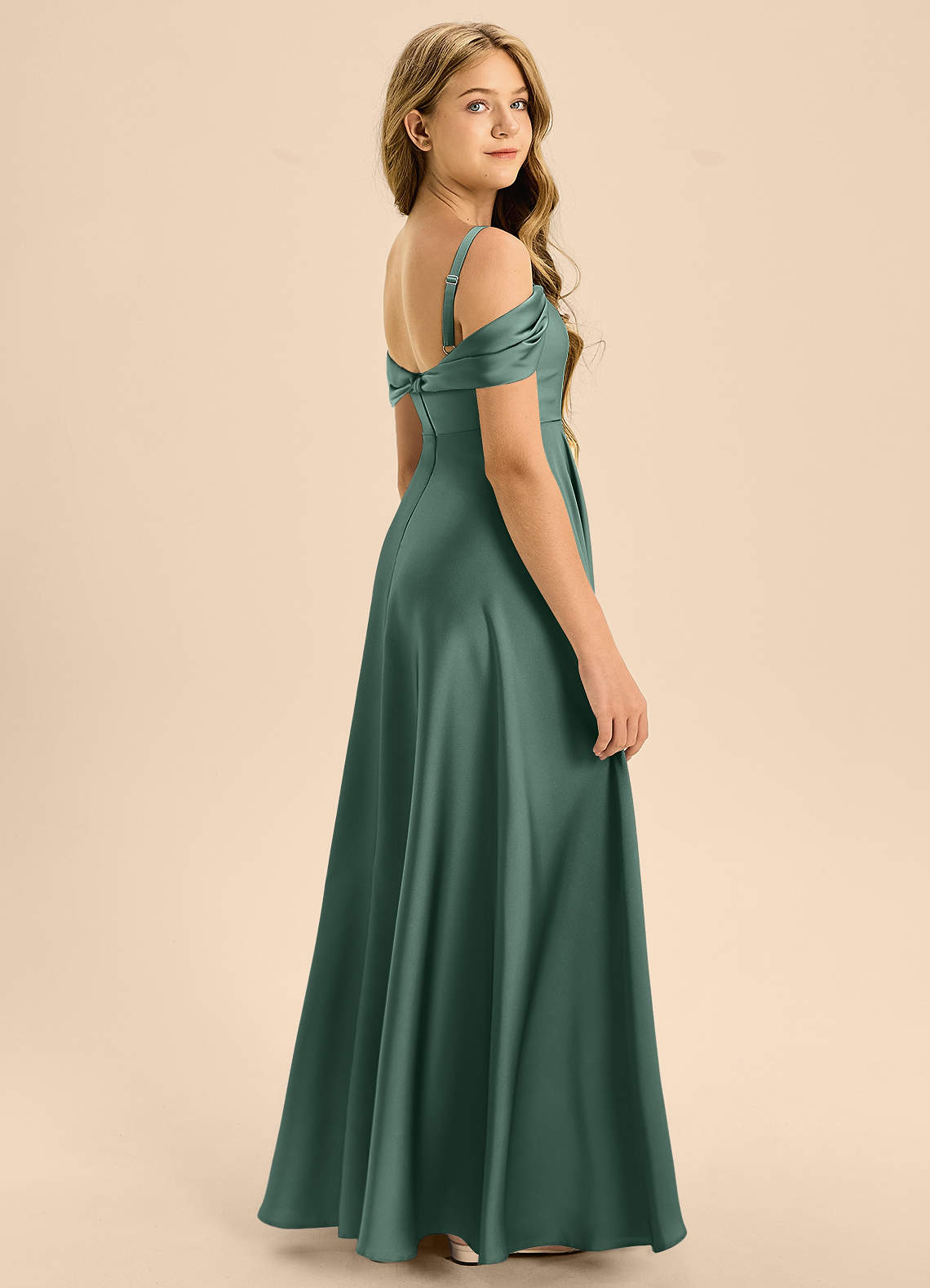 Azazie Rowena Junior Vestido de Eucalipto de Satén Elástico de Corte en A con Lazo image1