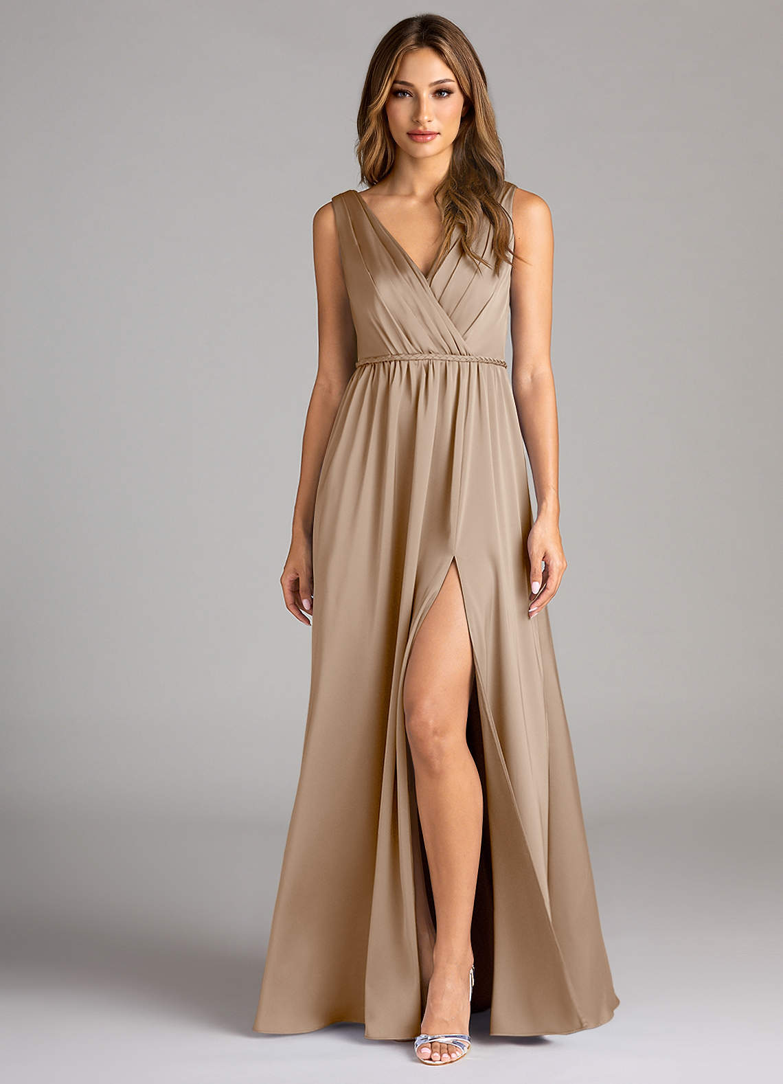 Azazie Tanicia Robes de demoiselle d'honneur Robe Trapèze en Satin extensible Plissée Taupe image1