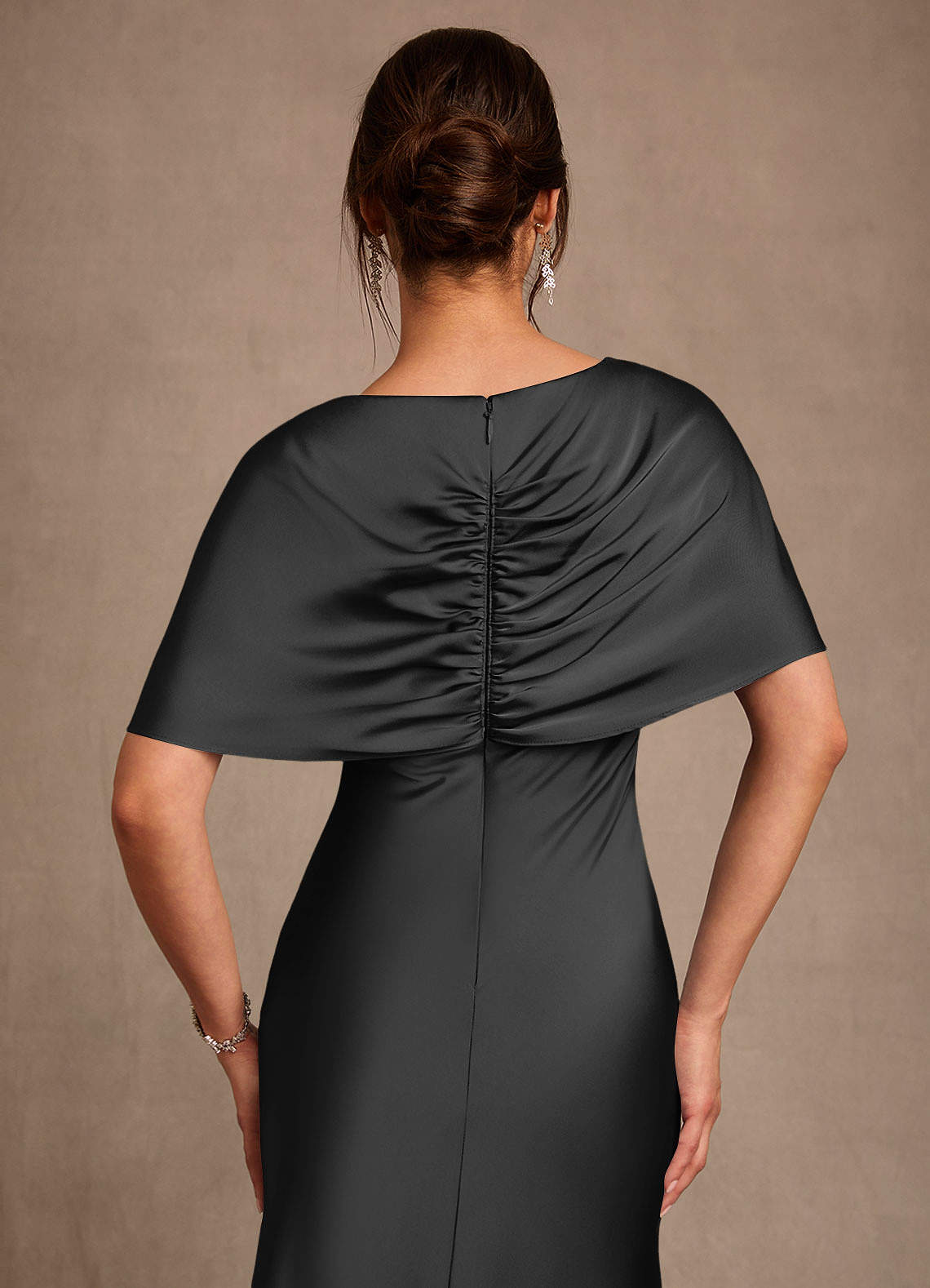 Azazie Dosia vestidos de madre de la novia Vestido de Negro de Satén Elástico de Corte Recto con Plisado image4