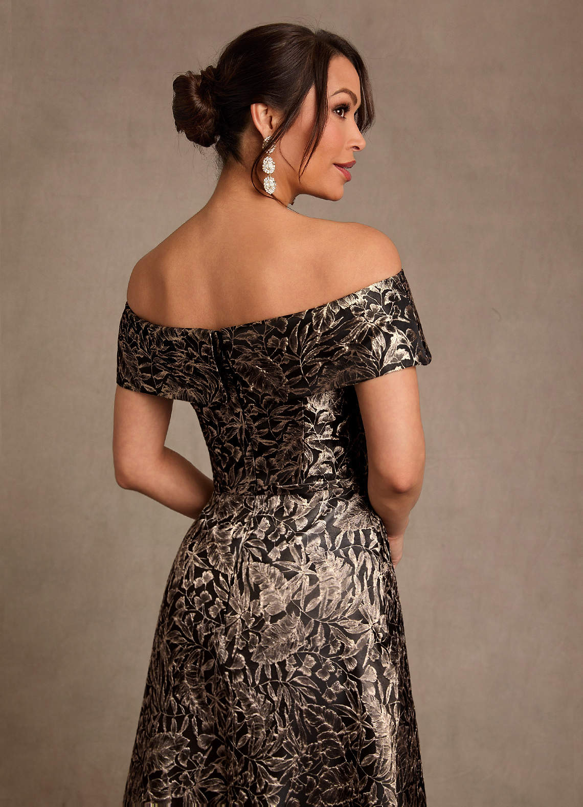 Azazie Jossie Vestidos para mãe da noiva Vestido Jacquard Ébano Dourado de Jacquard de Linha A com Ombros Caídos image5