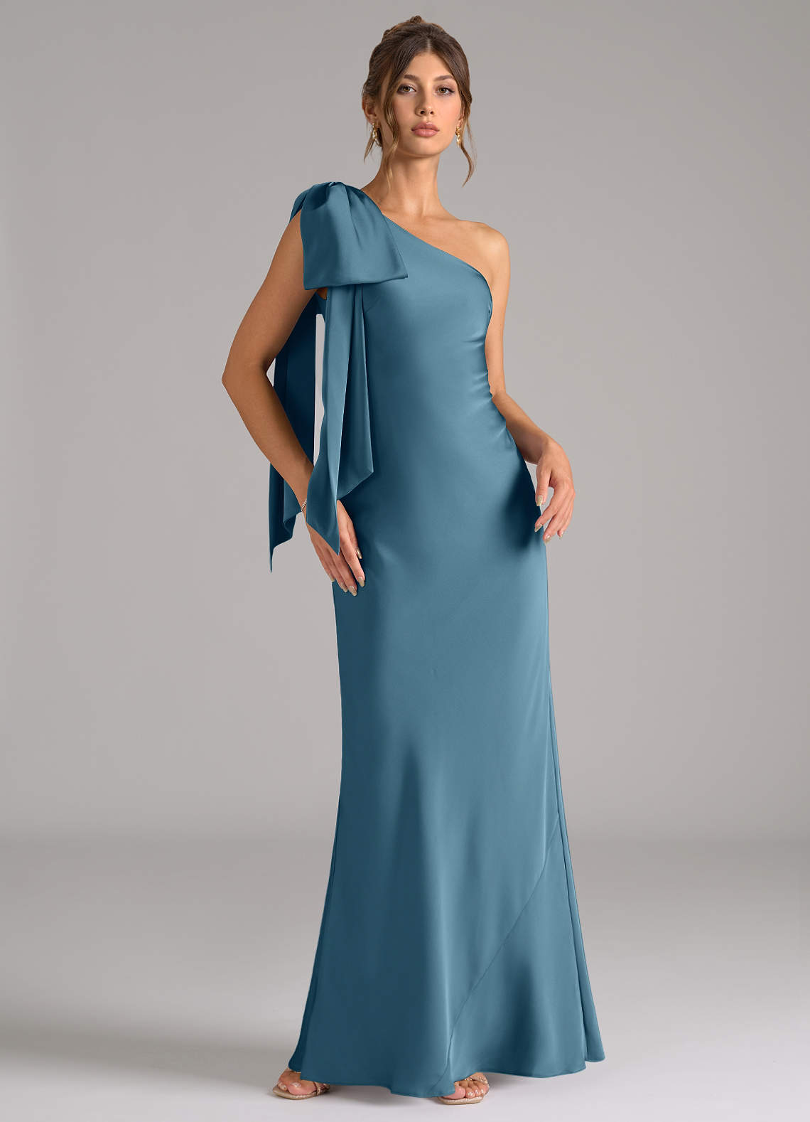 Azazie Capri Probar vestidos en casa Vestido de Salvia Polvorienta de Satén Elástico de Corte Sirena con Hombro unilateral image1