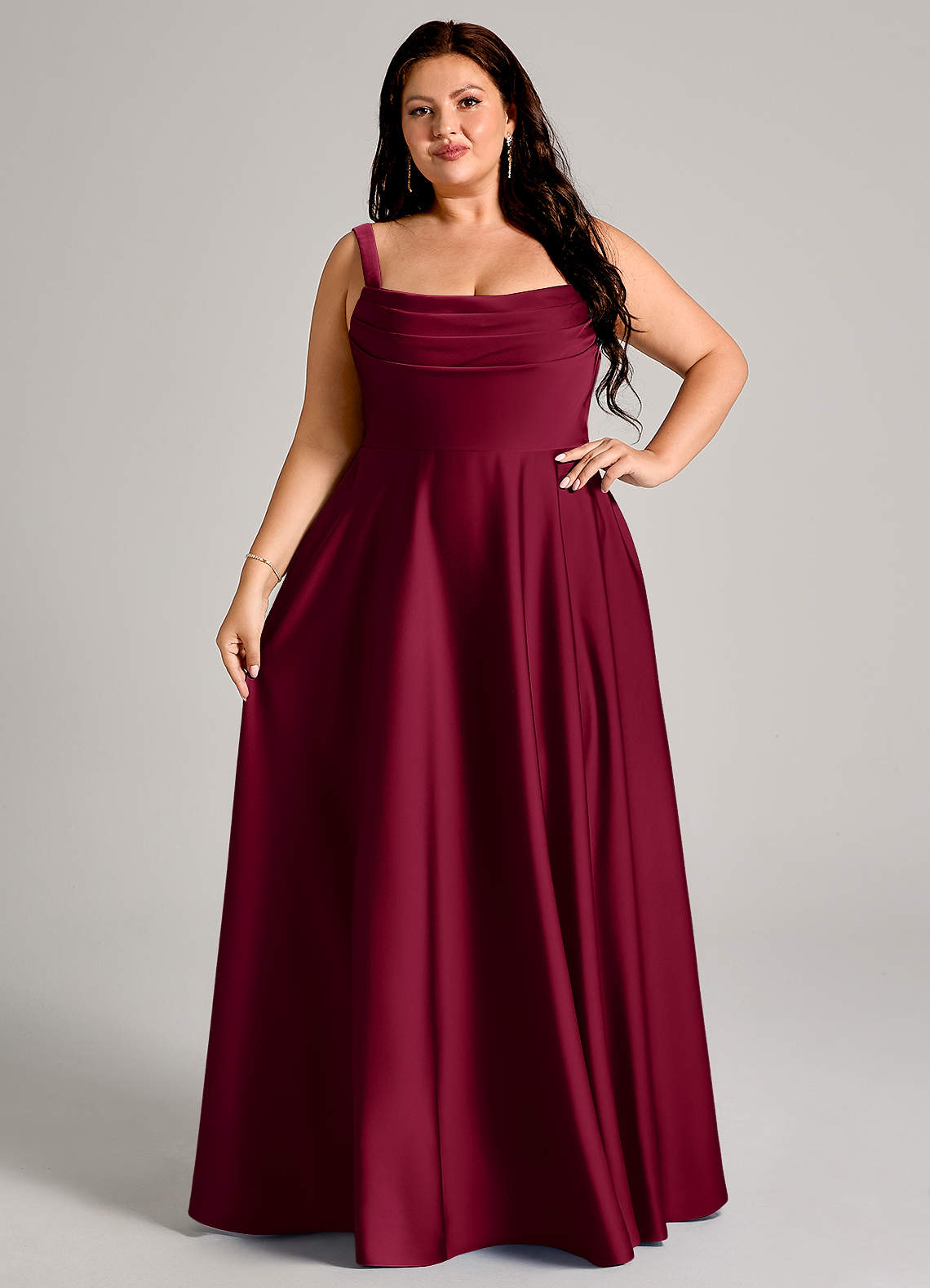 Azazie Shaude Robes de demoiselle d'honneur Robe Trapèze en Satin extensible Plissée Bourgogne image11