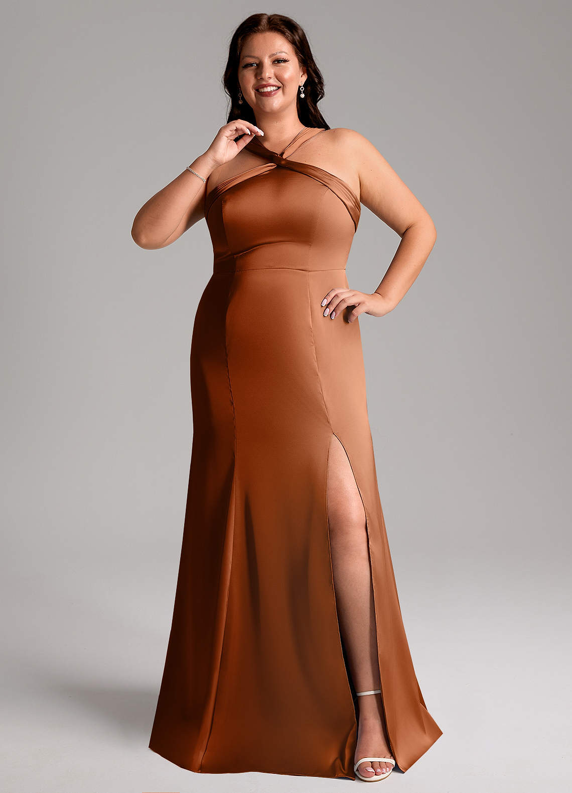 Azazie Rue Robes de demoiselle d'honneur Robe Trapèze en Satin extensible Plissée Cuivre image1