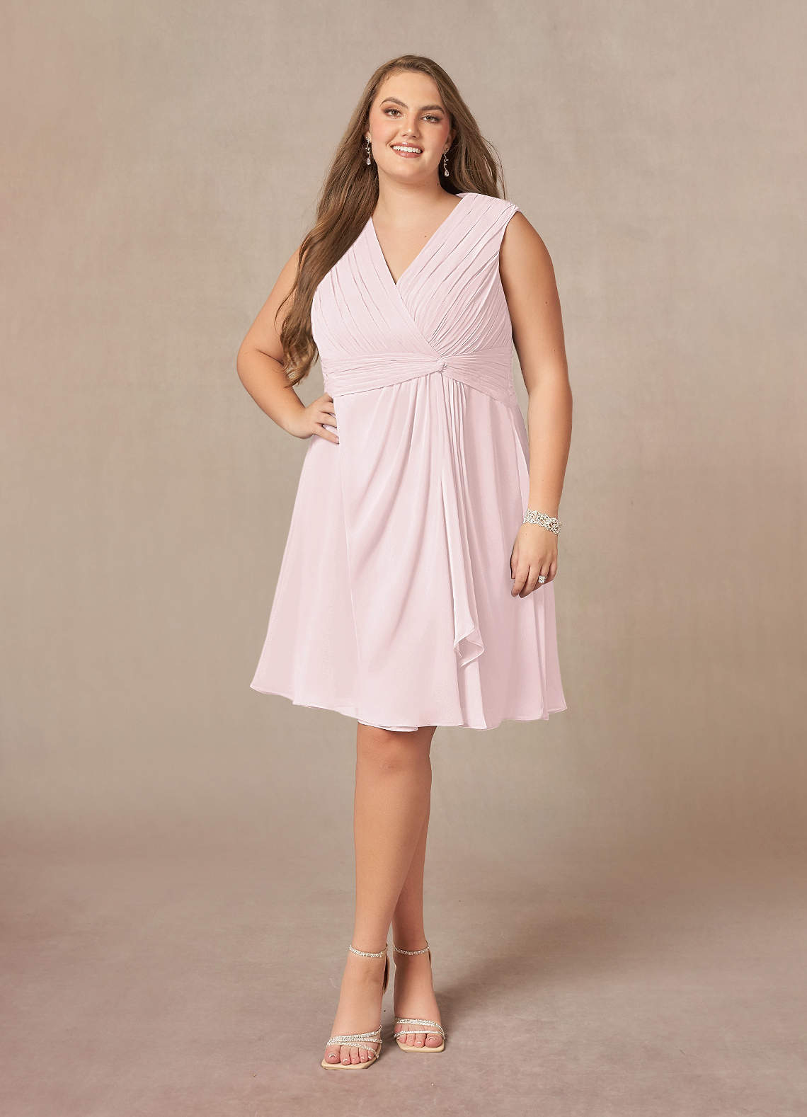 Azazie Theron Mère de la mariée Robes Robe Trapèze en Mousseline de soie Col V plissé Rose Pâle image1