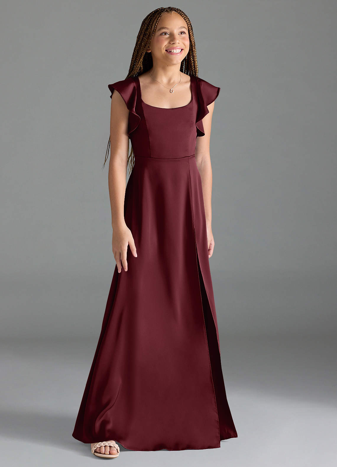Azazie Bondi Junior Vestido Cabernet de Cetim elástico de Linha A com Fenda Lateral image2