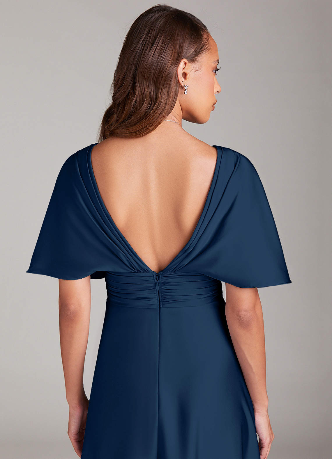 Azazie Pamela Robes de demoiselle d'honneur Robe Trapèze en Satin extensible Plissée Bleu Marine Foncé image5