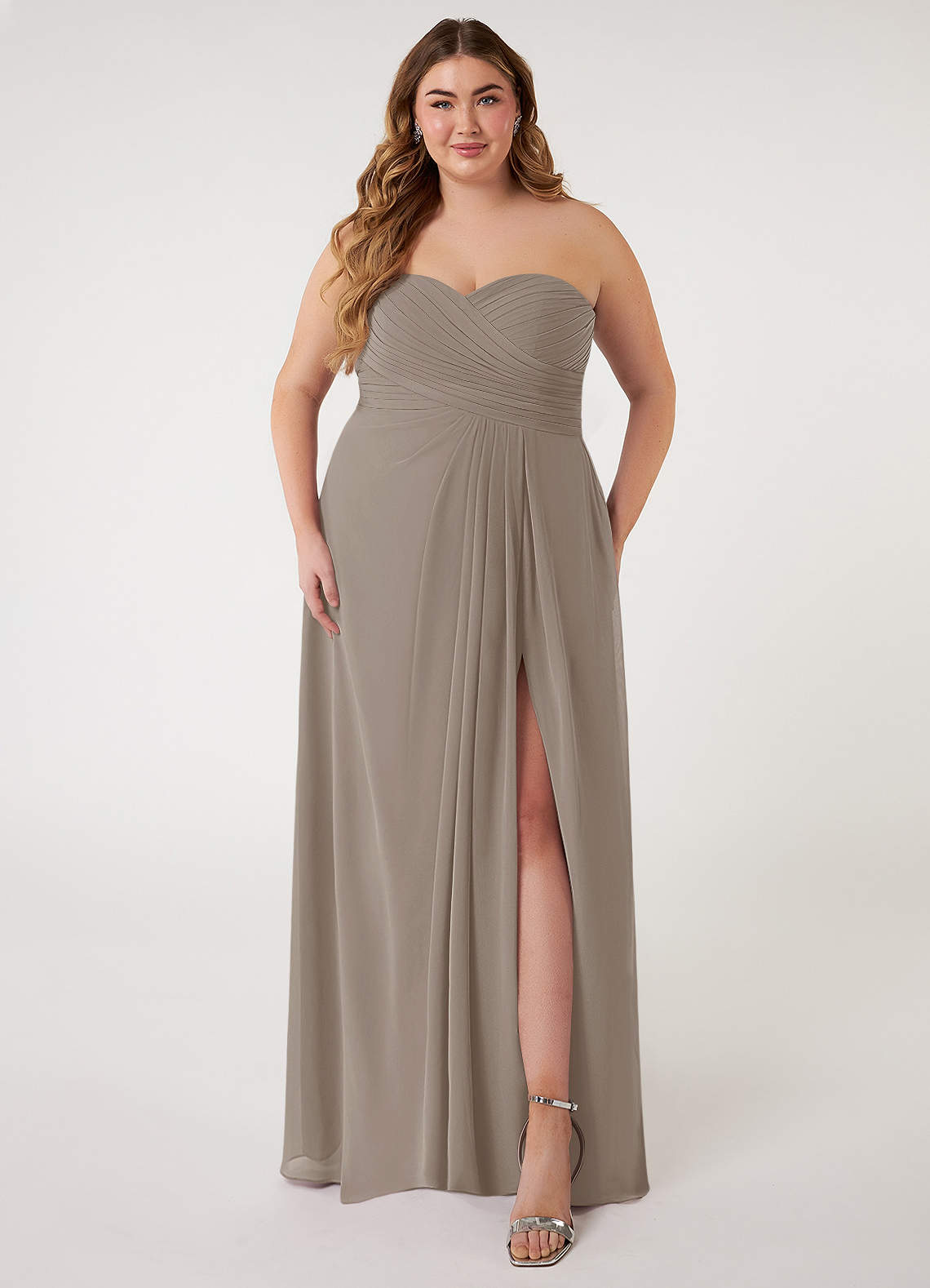 Azazie Arabella Allure Robes de demoiselle d'honneur Robe Trapèze Convertible en Mousseline de soie Encolure en Forme de Cœur Taupe image1