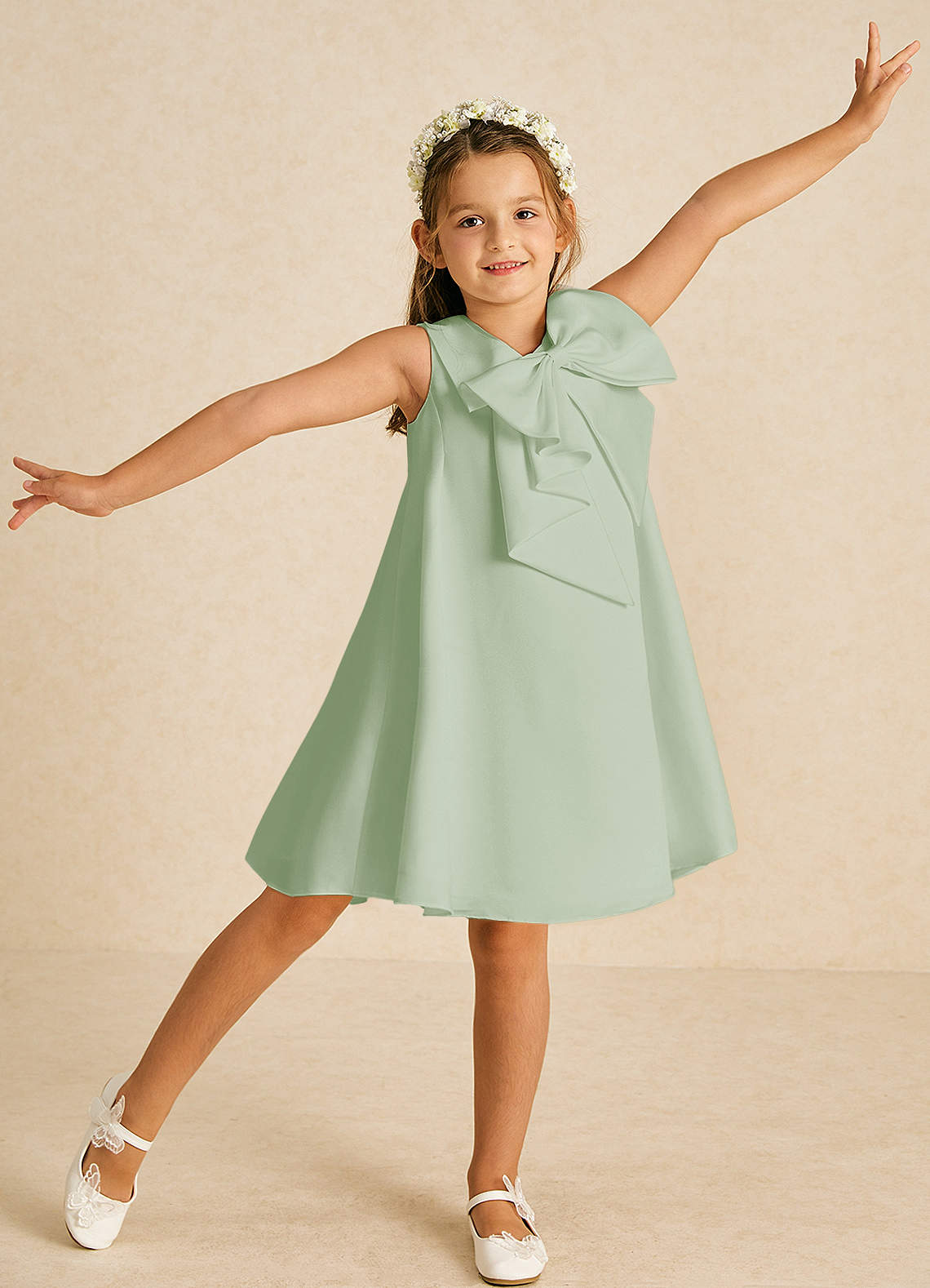 Azazie Zoey Blumenmädchenkleider A-Linie Schleifen Matte Satin Kleid Staubiger Salbeigrün image1